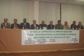 Mesa Oficial Durante a Solenidade de Abertura do 12 Encontro Nacional de Associaes de Imprensa e do 6 Ciclo de Conferncias da Imprensa Brasileira - So Loureno - Minas Gerais - 28 a 31 de Maro de 2003